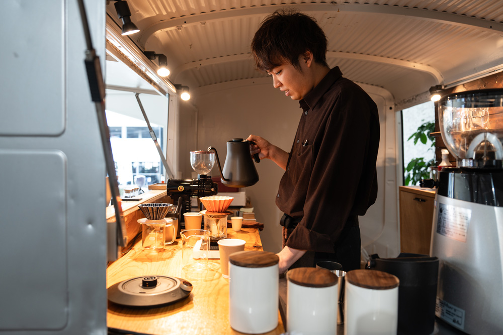 卒業実習をするCGCOさんでハンドドリップしているところ