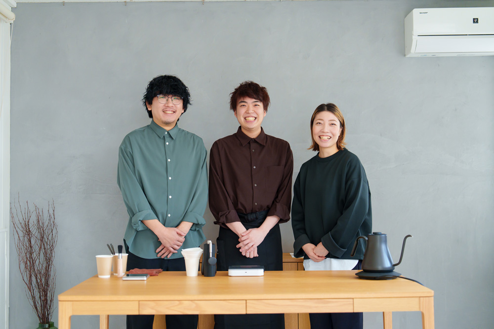 先生と生徒が笑顔でこちらを向いているところ